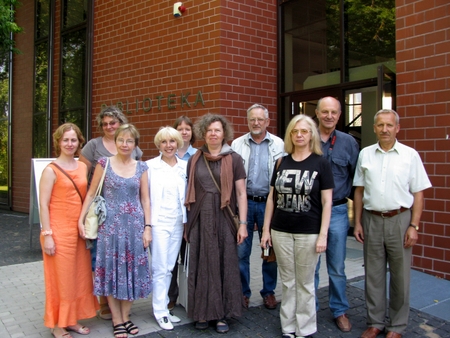 Svečiai iš Vilniaus universiteto su prof. O. Janoniu (centre)  ir anykštėnais prie Bibliotekos.